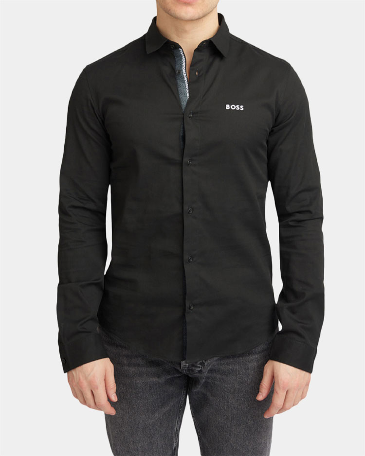 חולצה מכופתרת שחורה לגברים עם לוגו BOSS בצד