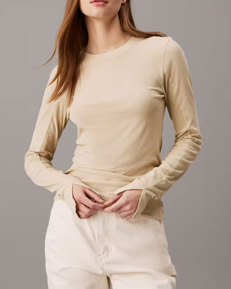 חולצה ארוכה לנשים בגוון בז' בהיר של קלווין קליין