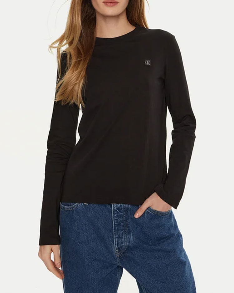 טי שירט שחורה שרוול ארוך לנשים של קלווין קליין