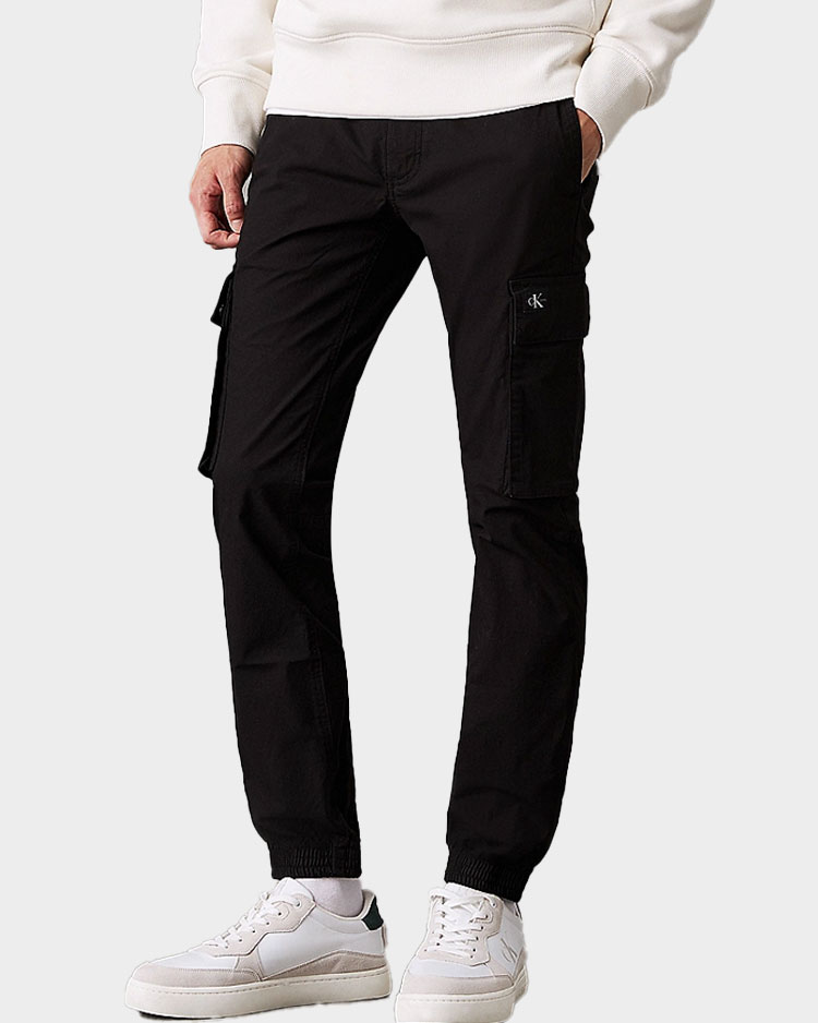 מכנס קרגו לגבר בצבע שחור של קלווין קליין
