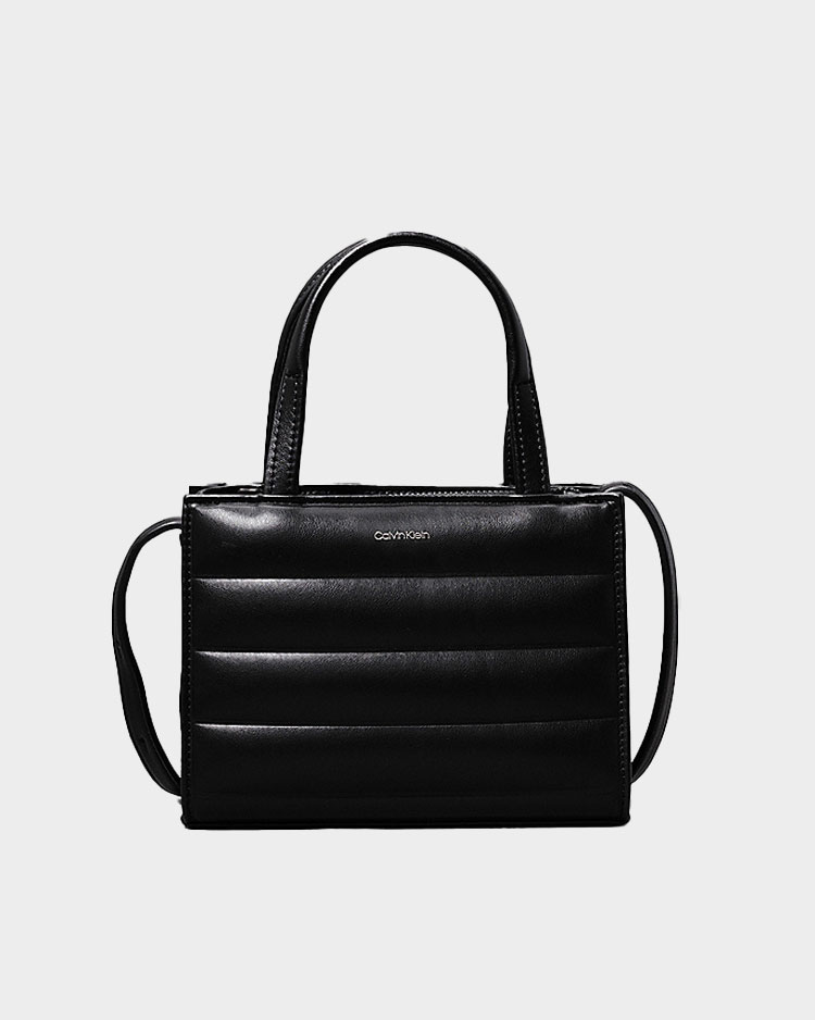 תיק צד קלווין קליין שחור לנשים עם רצועה ארוכה וידית