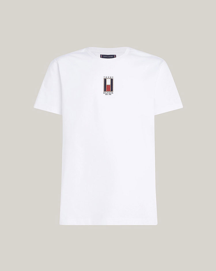 טי שירט טומי הילפיגר לבנה לגברים עם הדפס מותג בחזית