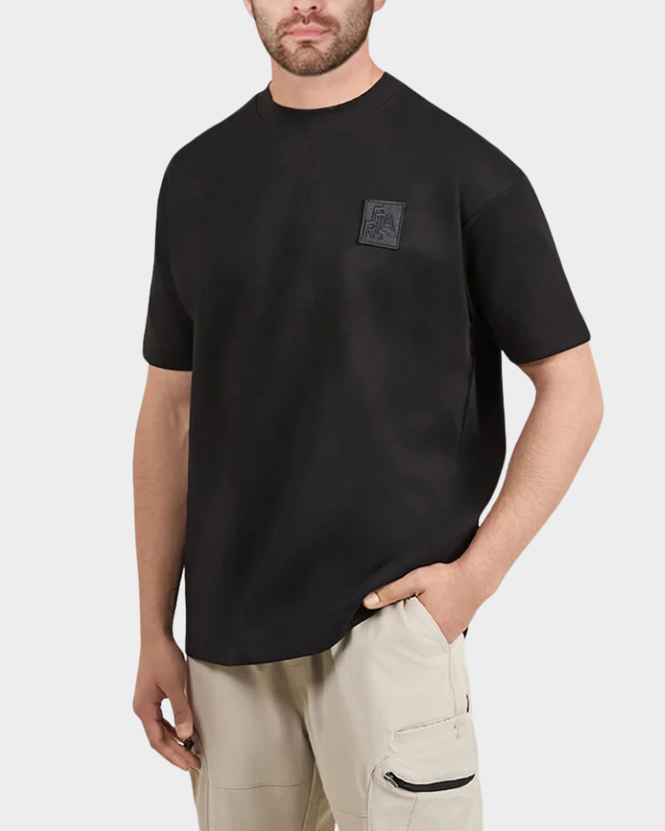 חולצת טישרט שחורה לגברים של באלר עם לוגו פאץ' בחזית.