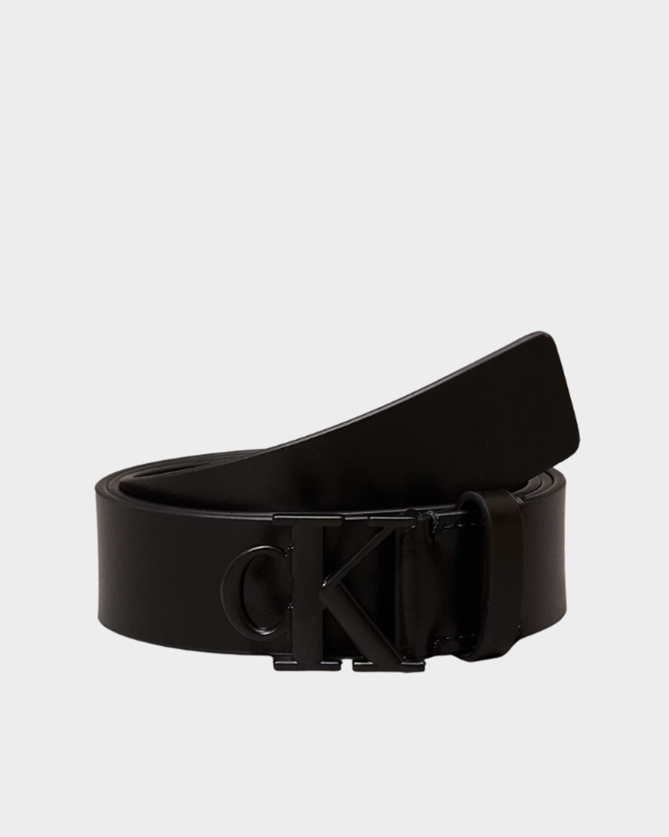חגורת עור שחורה קלווין קליין לנשים עם מונוגרמה