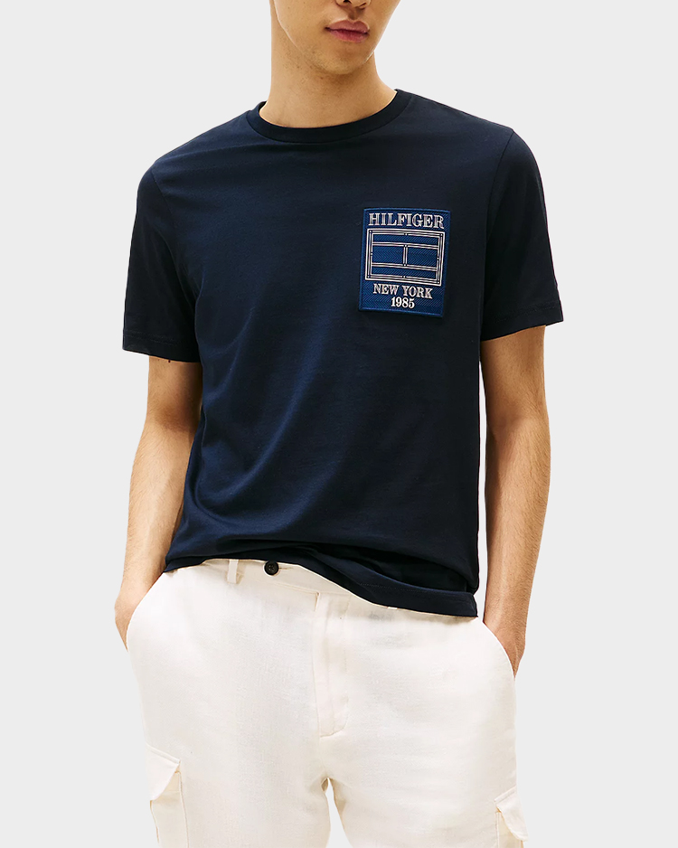 חולצת טישרט גברים טומי הילפיגר בגוון כחול כהה