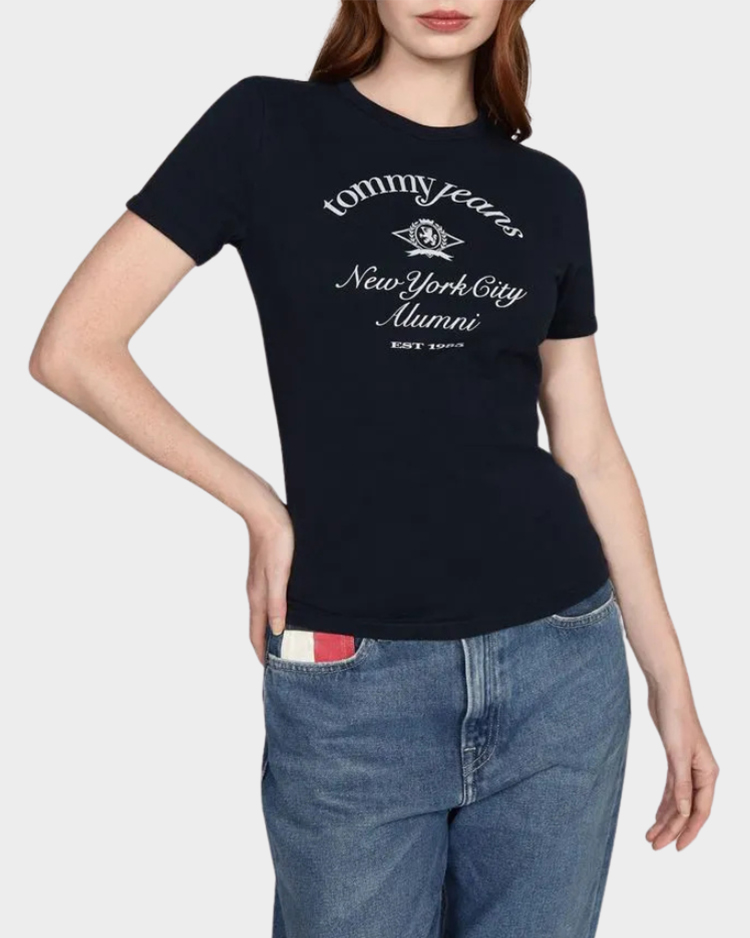 חולצת טי לנשים Tommy Jeans Slim NYC Alumni דגם DW0DW20323