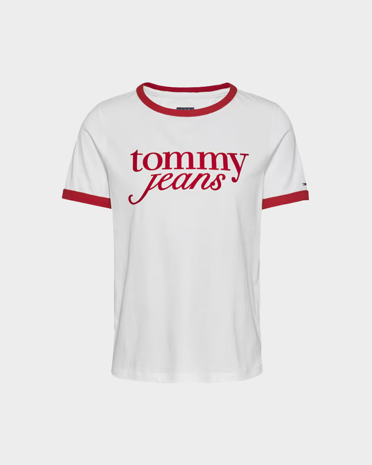 טישרט טומי הילפיגר לבנה לנשים עם כיתוב בחזית