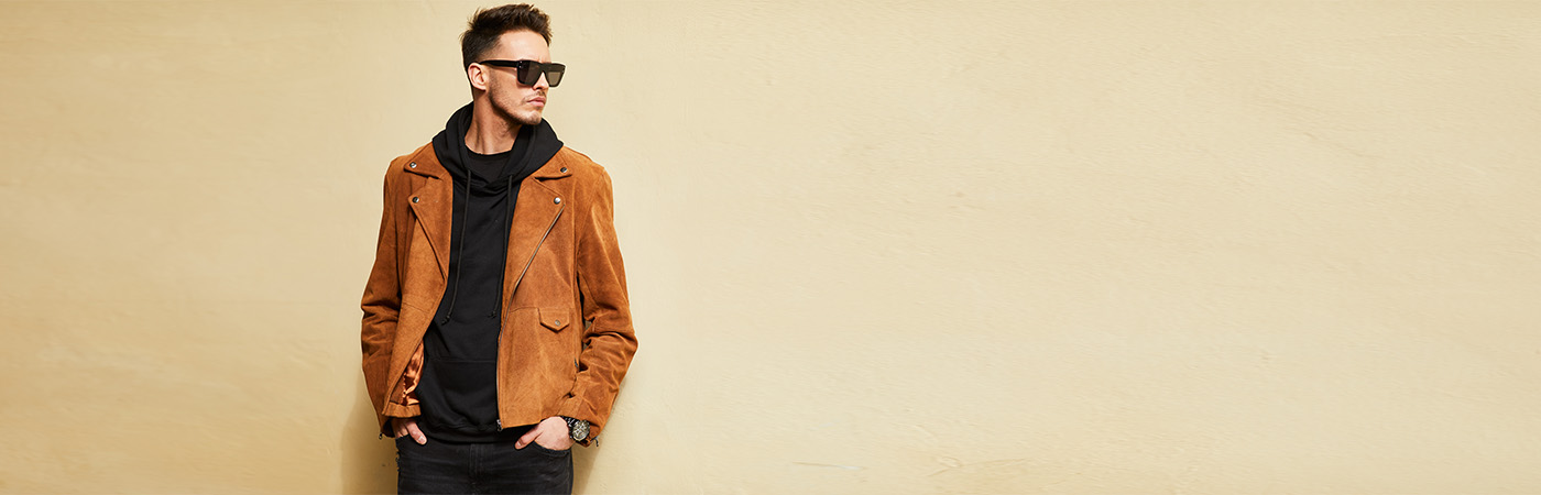 גבר עם ג'קט חום בצבע אלגנטי