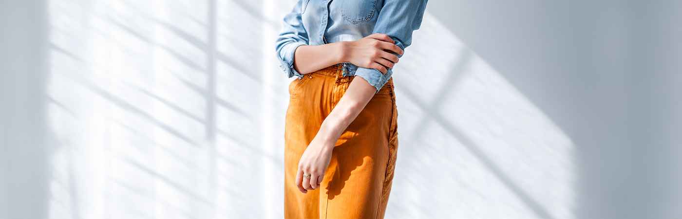 מכנס נשים מעוצב בגוון כתום בשילוב חולצת ג'ינס כחולה