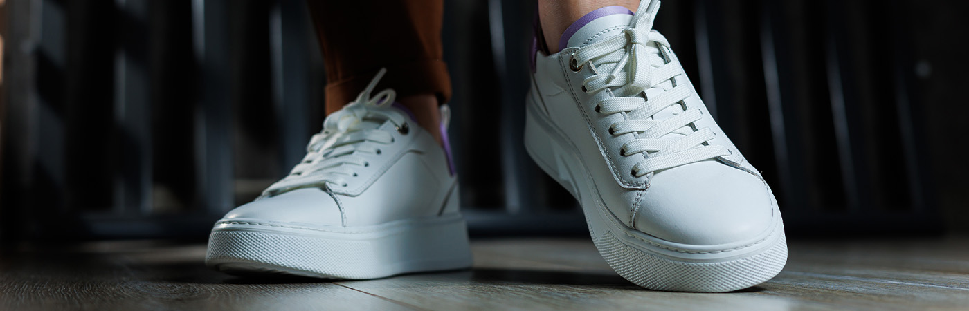 נעלי גברים לבנות עם שרוכים במראה אלגנטי