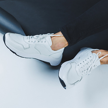 נעלי ספורט לבנות בעיצוב טרנדי ואופנתי