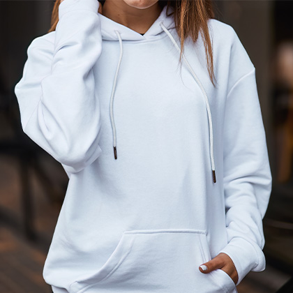 אישה לובשת סווטשירט לבן עם כיסים ושרוכים, בלוק קז'ואל מחמם ונוח