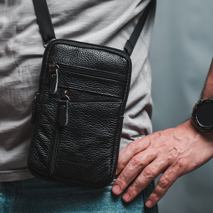 גבר עם תיק צד מעוצב בגוון שחור עיצוב פרקטי ואלגנטי עשוי מעור איכותי