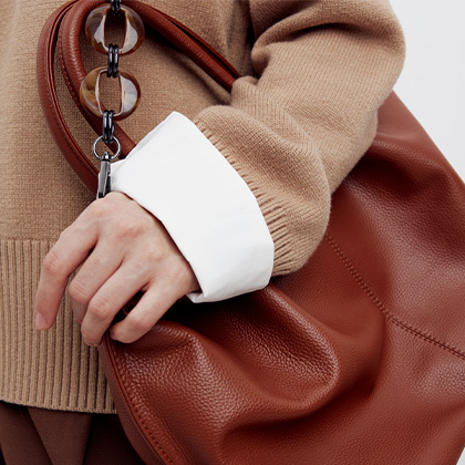 תיק עור חום אלגנטי גדול לנשים עם רצועת שרשרת אופנתית, משתלב עם לוק קלאסי