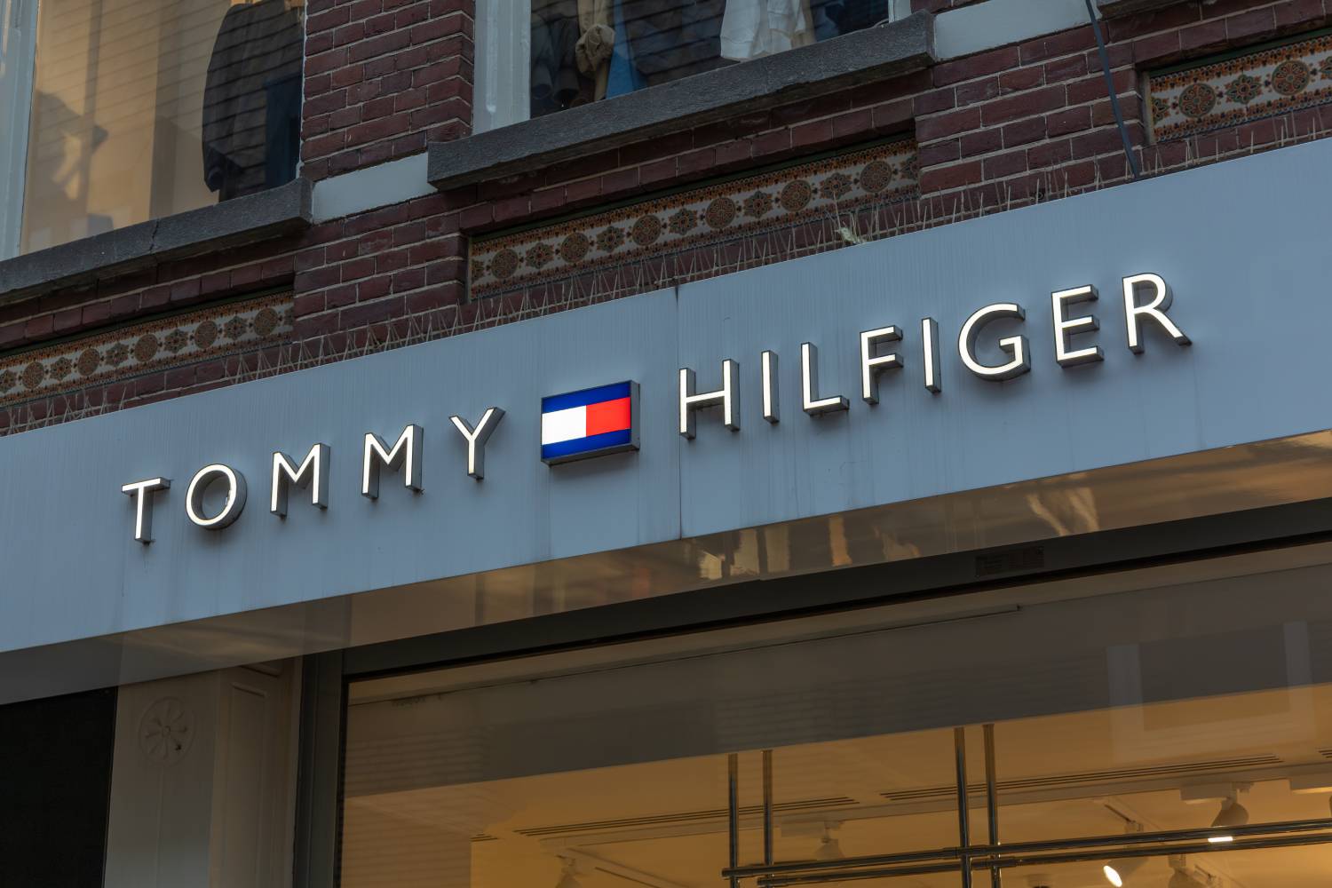 חזית חנות Tommy Hilfiger בעיצוב מודרני ואופנתי, הולנד.
