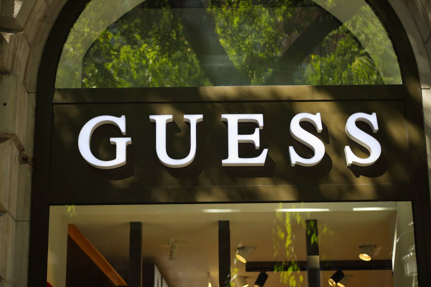 חזית חנות Guess ברחוב קניות בבודפשט, הונגריה.