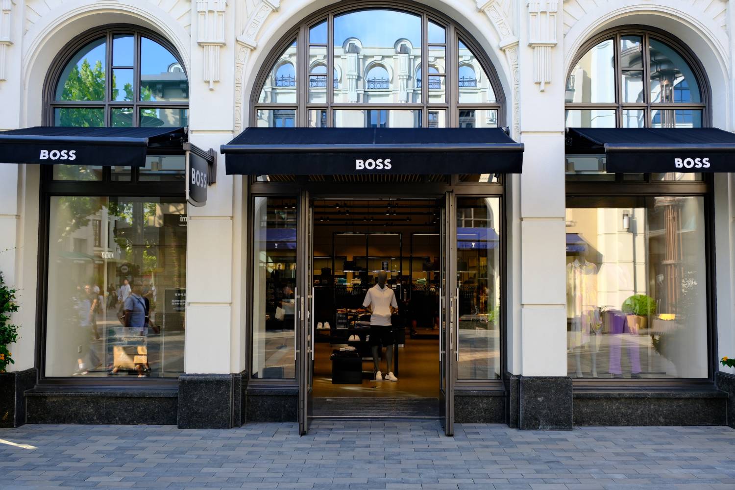 חזית חנות Hugo Boss גדולה ומרשימהף שנחאי.