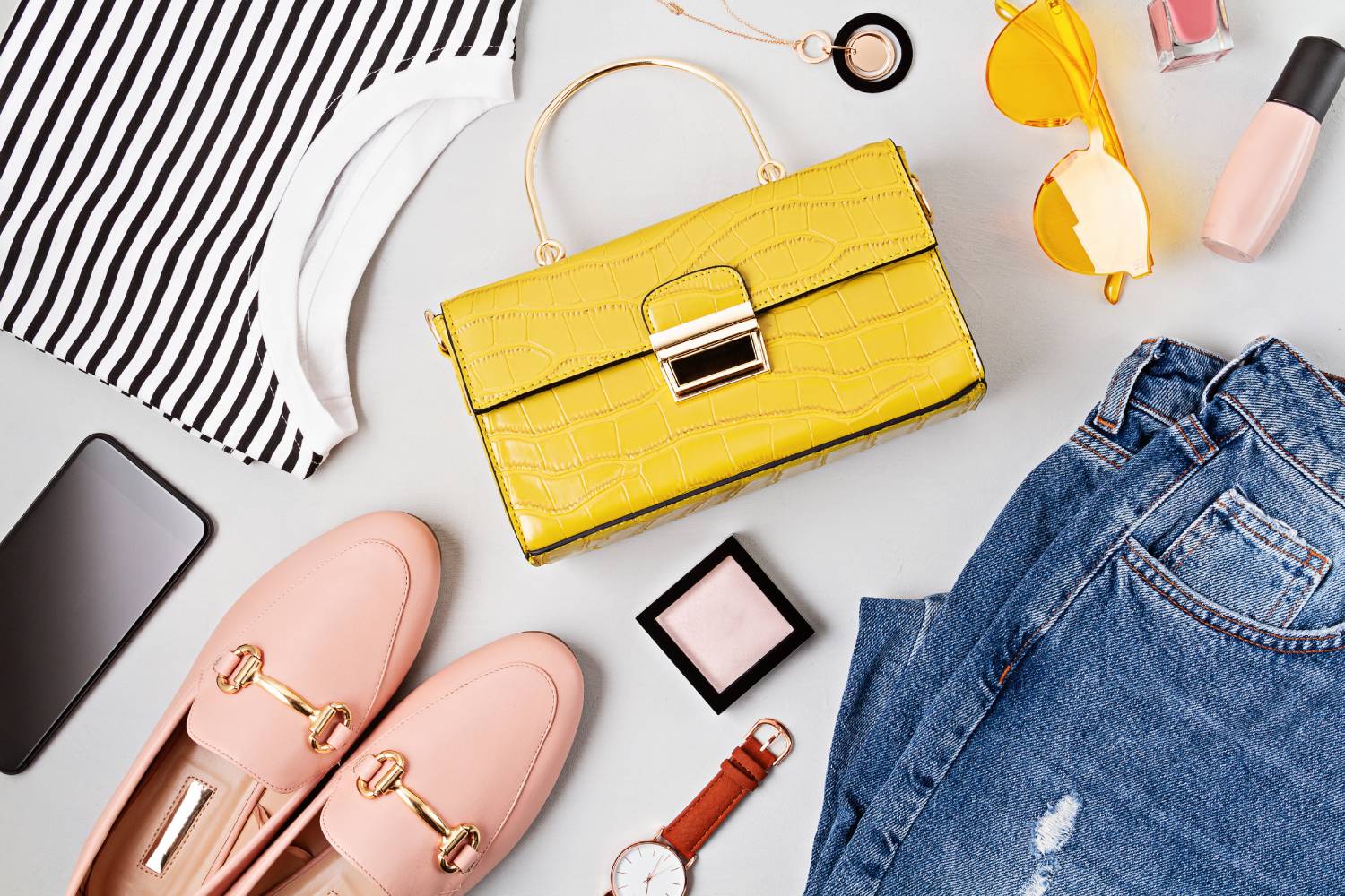 בגדים אופנתיים בשילוב אקססוריז צבעוניים