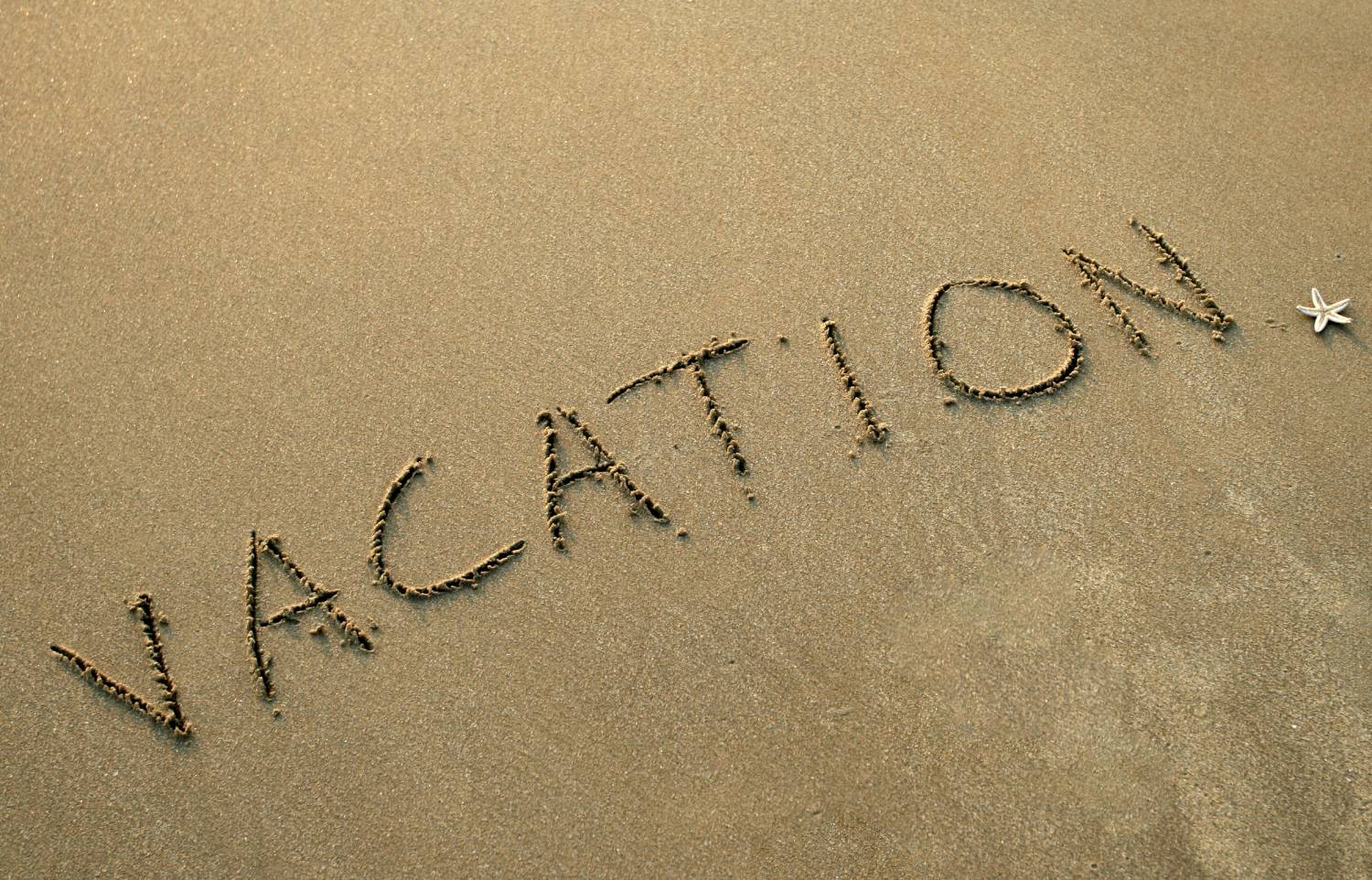 חופשה חרוטה בחוף הים על החול