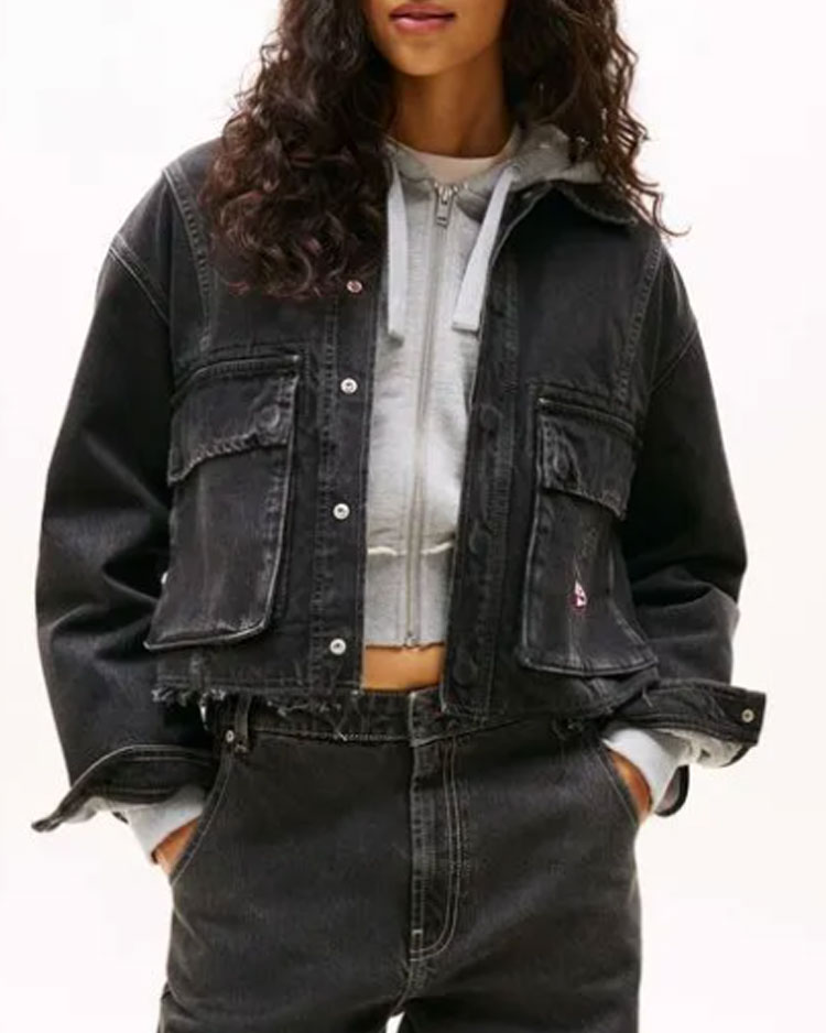 ג'קט ג'ינס לנשים בגזרת קרופ WOMEN'S TOMMY JEANS